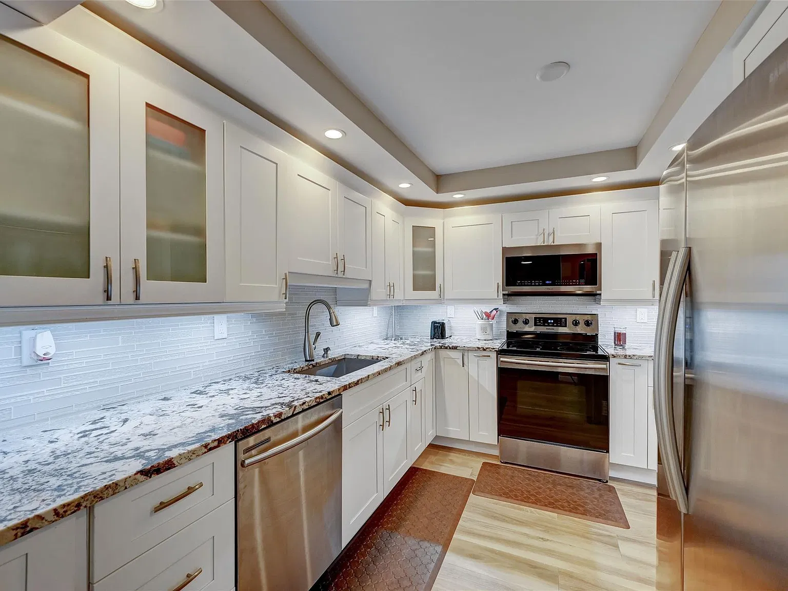2 bed, 2.0 bath, 1050 sqft, $4,250 — Photo 3