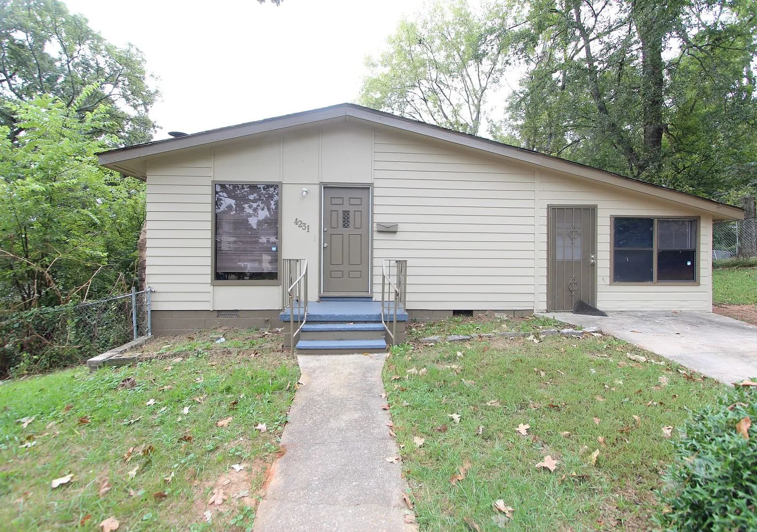 New On The Market! 3 Bedroom 1 Bath + Large Den. Get to it Fast!! — Photo 1