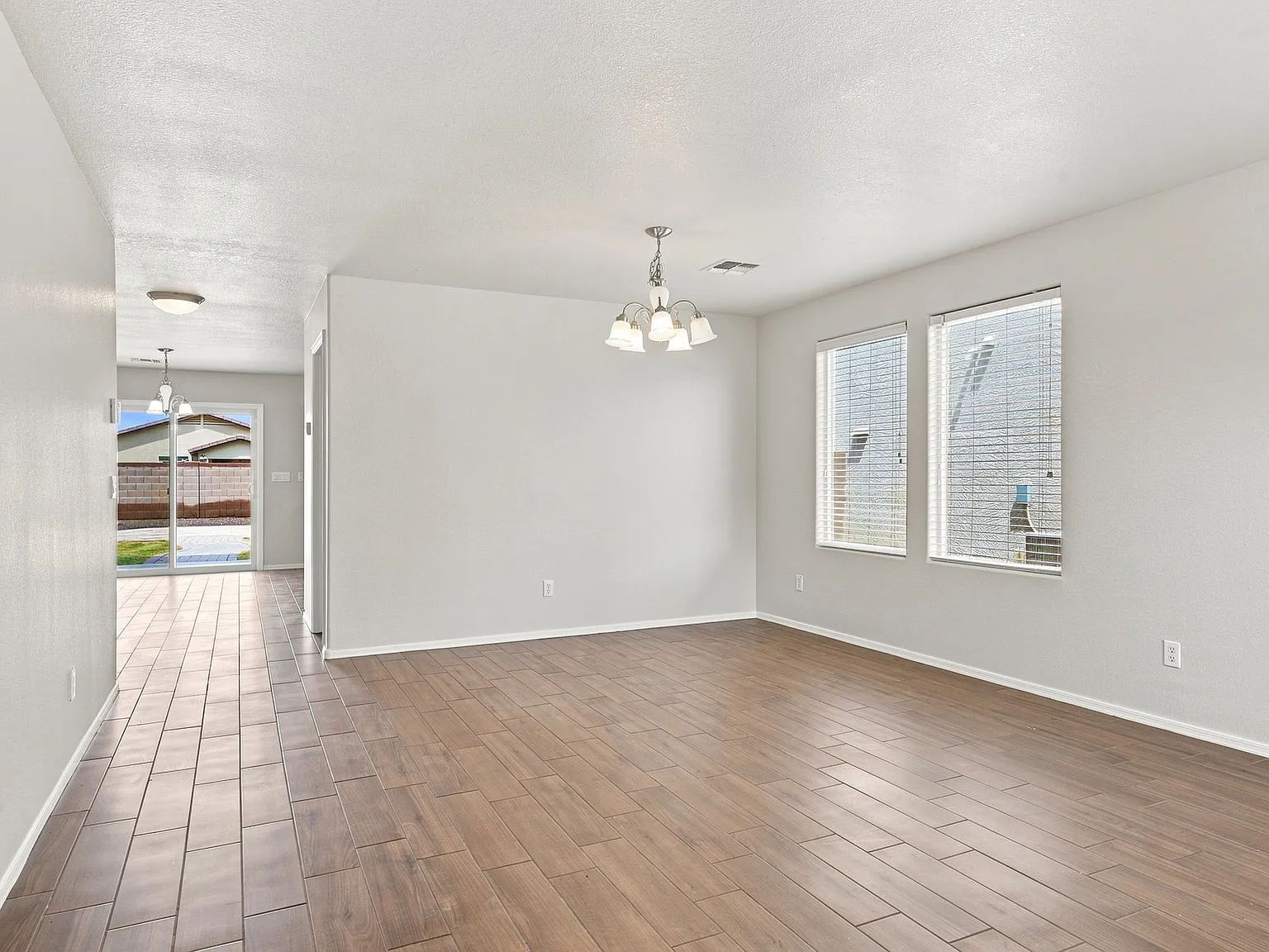 4 bed, 2401 sqft, $2,375 — Photo 3