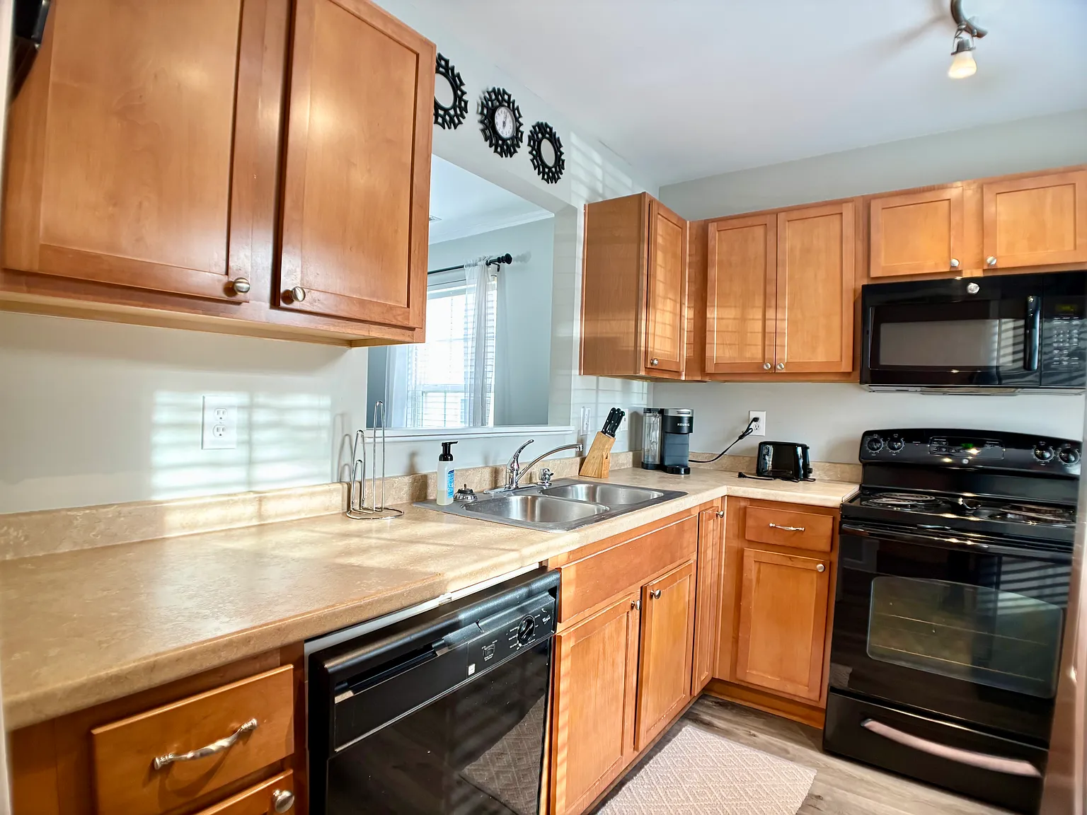 2 bed, 1020 sqft, $2,000 — Photo 2