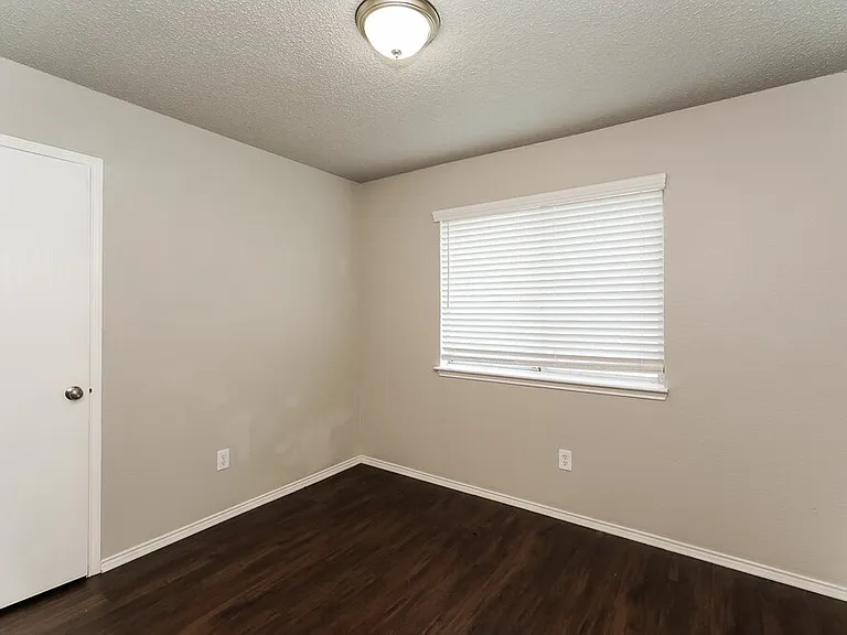 1121 Sandalwood Dr — Photo 13