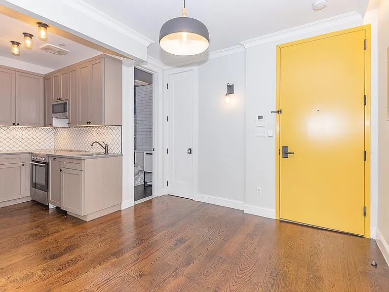 6080 Myrtle Ave #2H — Photo 3