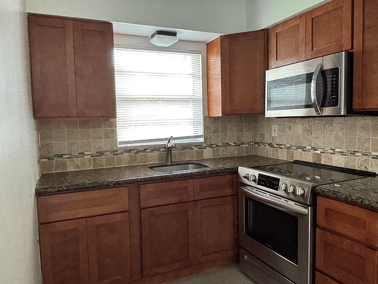 1916 SW 11th St #5 — Photo 7