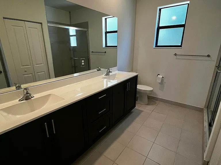 542 SW 19th Ter — Photo 10
