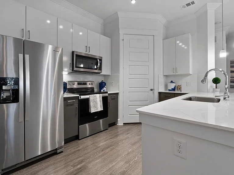 Luxe at Mercer Crossing — Photo 30