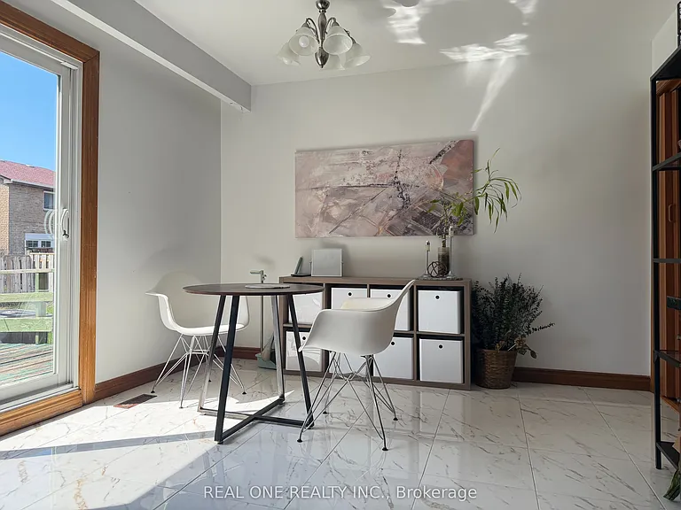 14 Empringham Cres — Photo 7