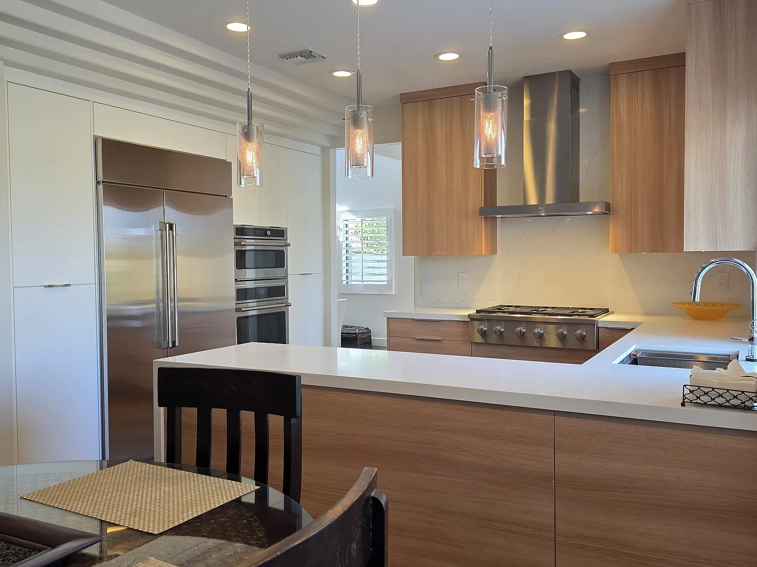 4 bed, 2562 sqft, $5,600 — Photo 1