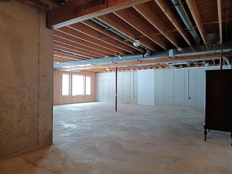 1695 Veterans Dr — Photo 18