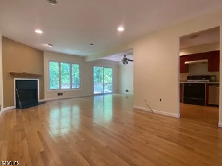 8 Stockton Ct — Photo 2