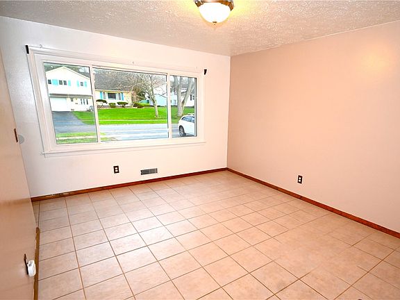 5th image of 36 Jeanmoor Rd