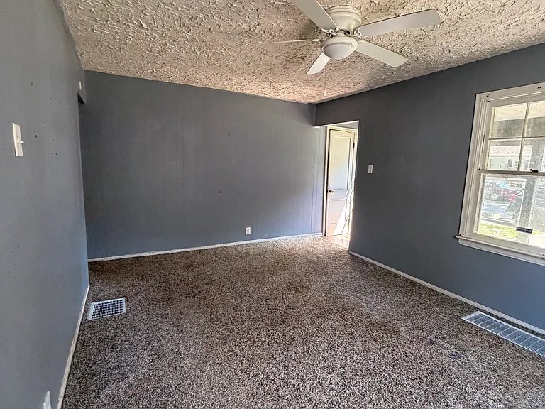 2411 S Beacon St — Photo 15