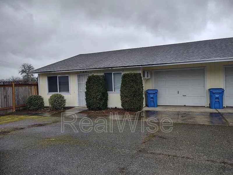 2 bed, 1.0 bath, 805 sqft, $1,000 — Photo 2