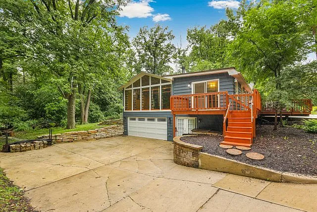 1111 Woodcrest Dr photo 1