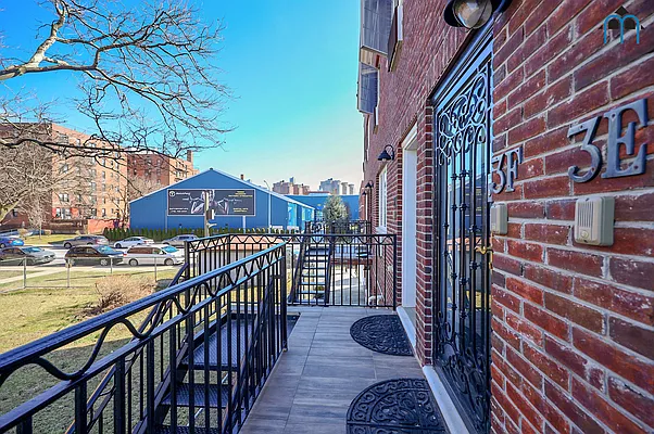 Sold by Momentum Real Estate LLC | media 17