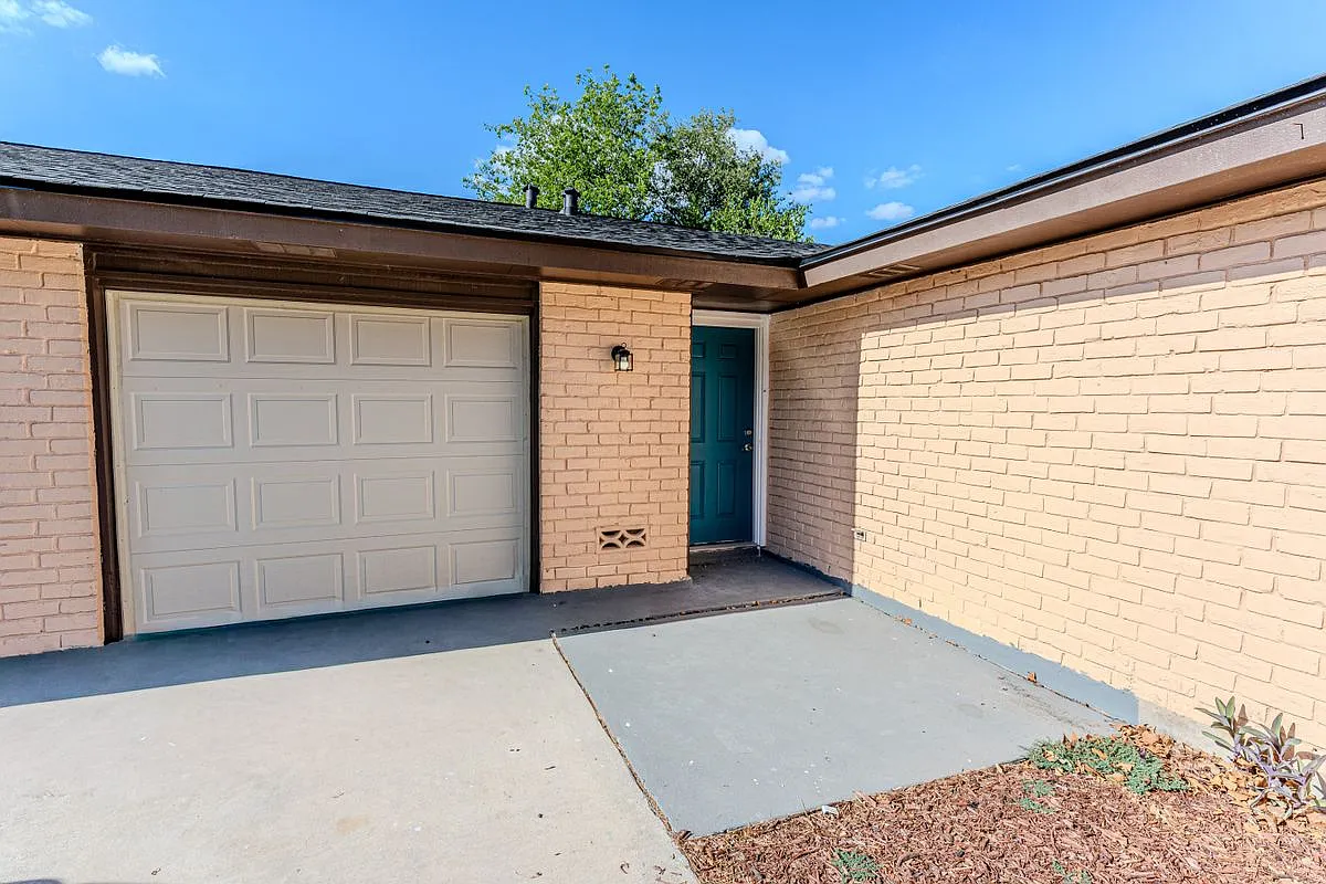 2 bed, 1.0 bath, 1055 sqft, $1,500 — Photo 3