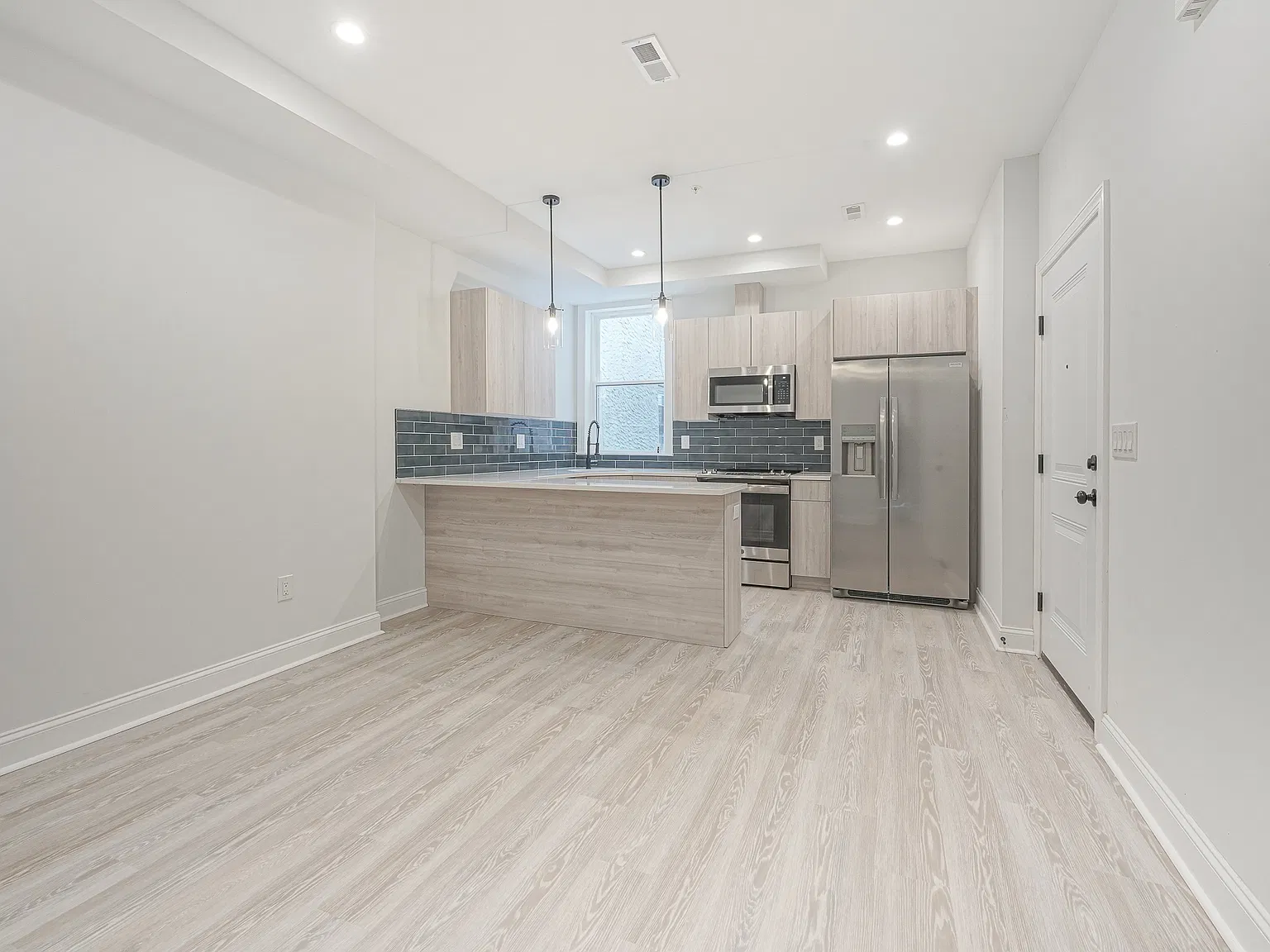 5 bed, 1350 sqft, $3,625 — Photo 3