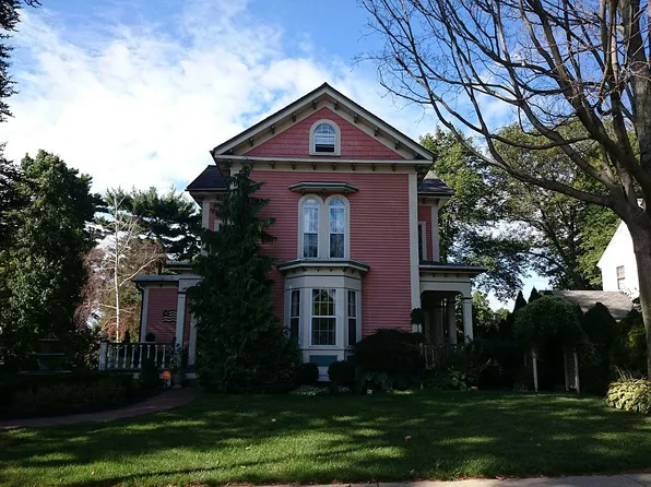 72 Mount Vernon St, West Roxbury, MA 02132