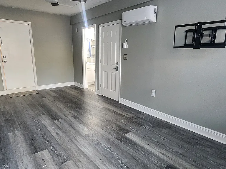 2924 NW 76th Ter — Photo 11