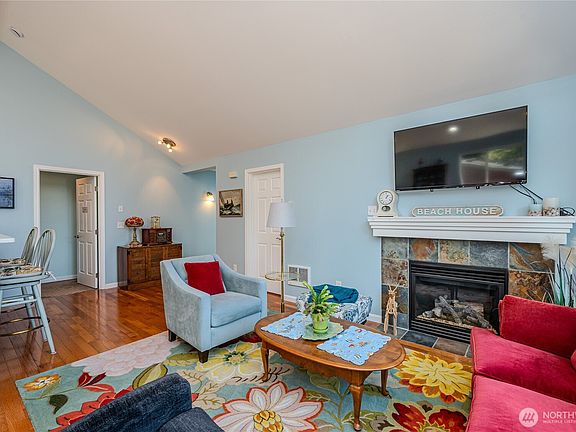 5th image of 762 Evergreen Avenue SE
