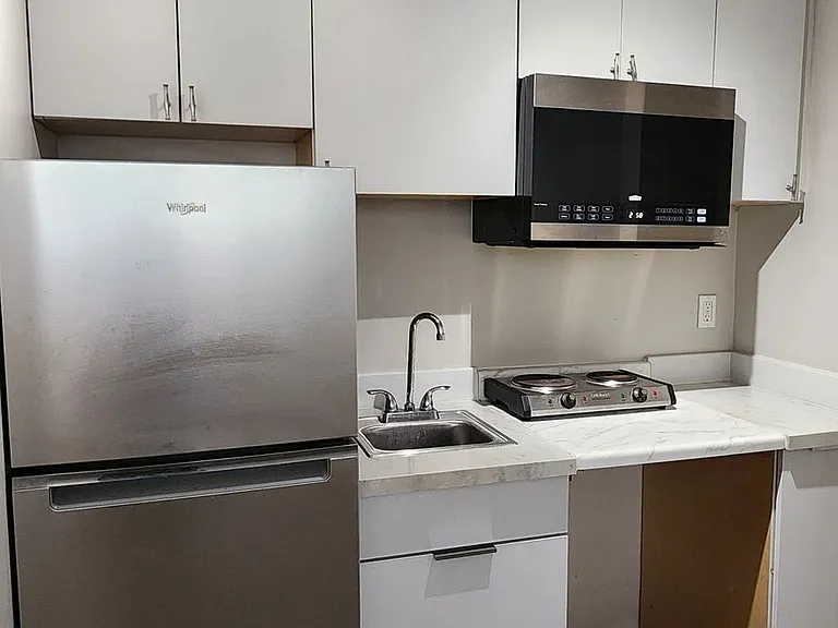 Pollyanna Apartments — Photo 19