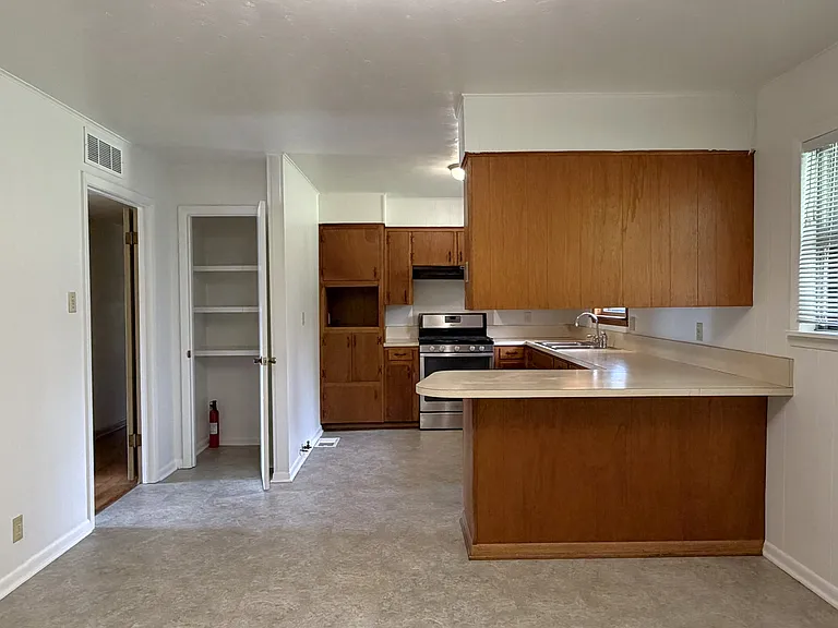 1805 Waterloo Ave — Photo 7