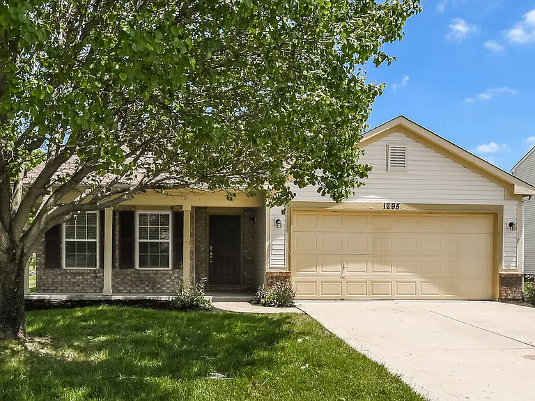 1295 Spring Lake Dr — Photo 3