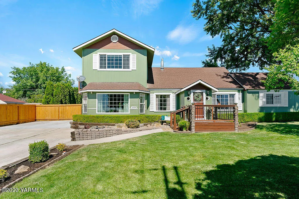 3207 Butterfield Rd photo 1