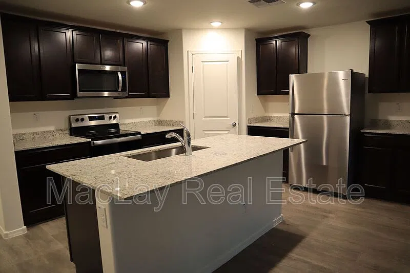4 bed, 2.0 bath, 1934 sqft, $1,700 — Photo 2