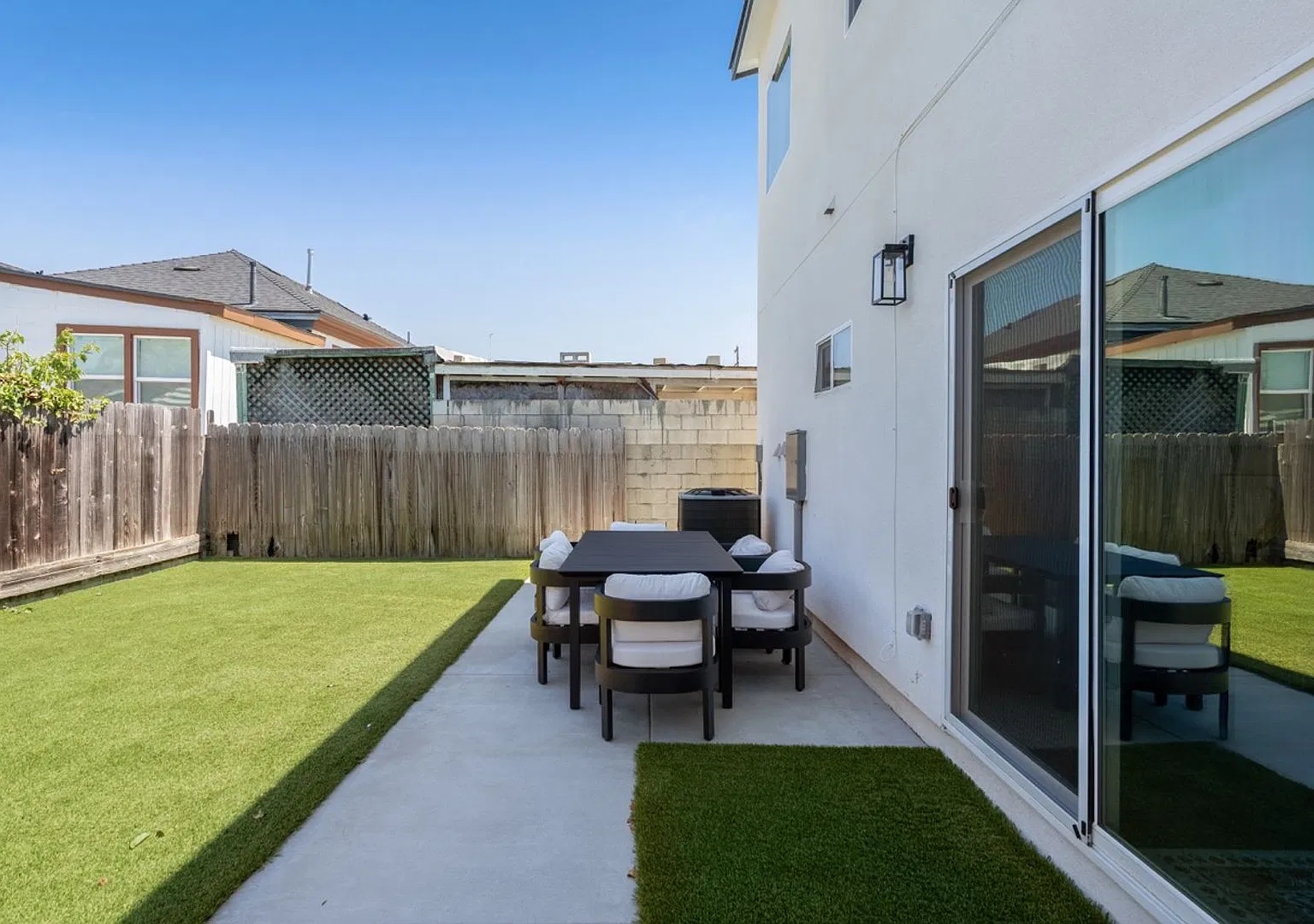 Spacious turfed yard! — Photo 1