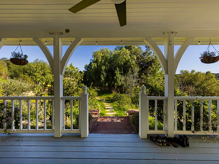 Loma Dr — Photo 41