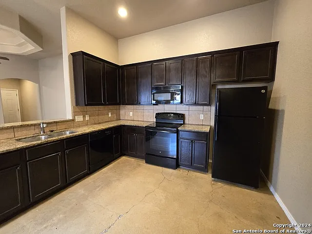 1084 Carolyn Cv — Photo 7