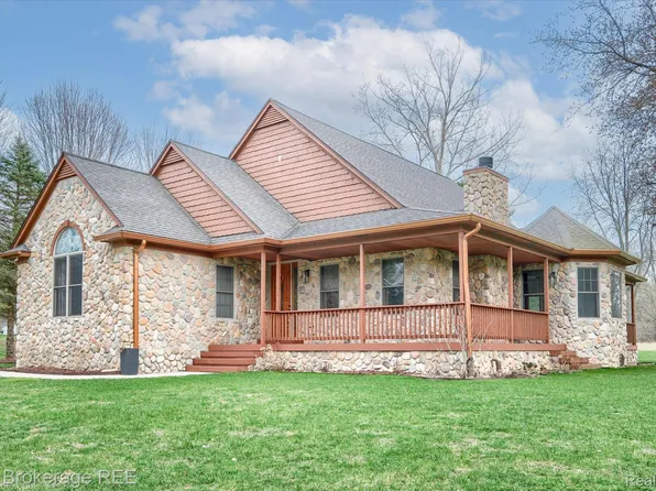 9055 N Island Dr, Flushing, MI 48433