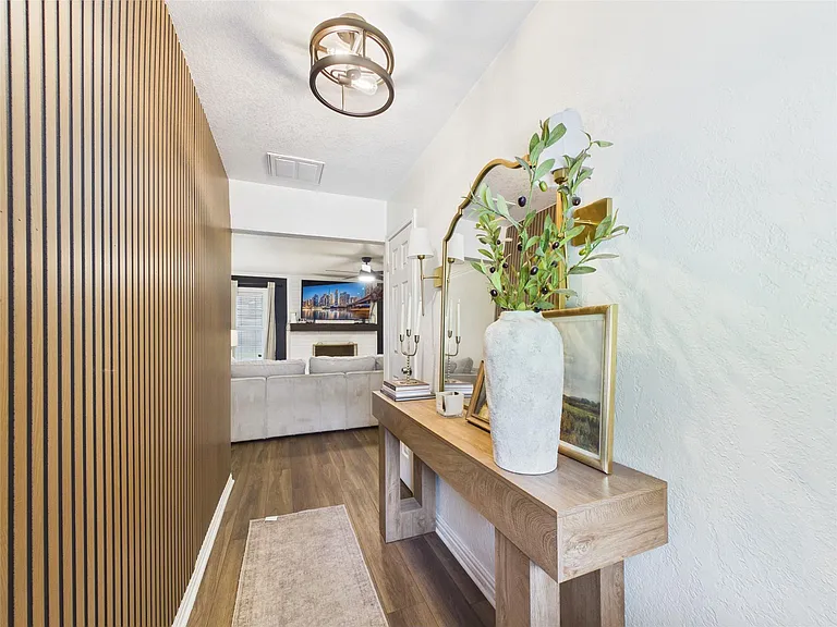 2612 Perry Ln — Photo 3