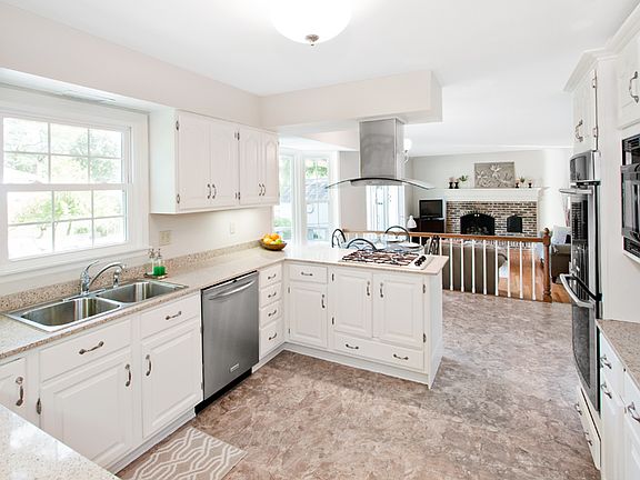 5th image of 1346 W Saint James Ct