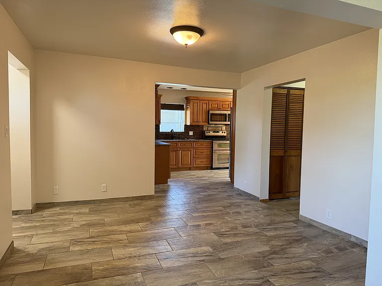 304 Oak St — Photo 6