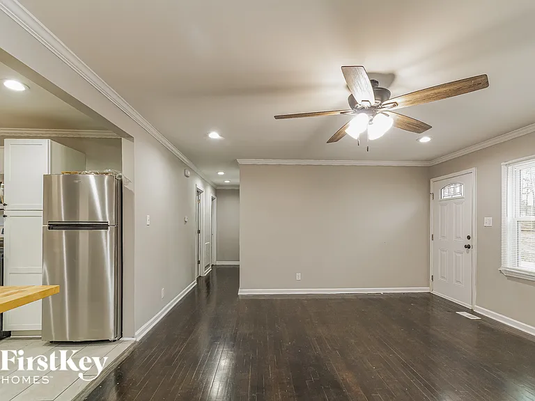 401 Sparella St — Photo 3