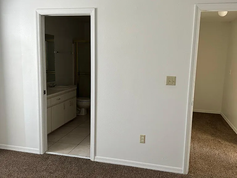 3220 W Oak St — Photo 8