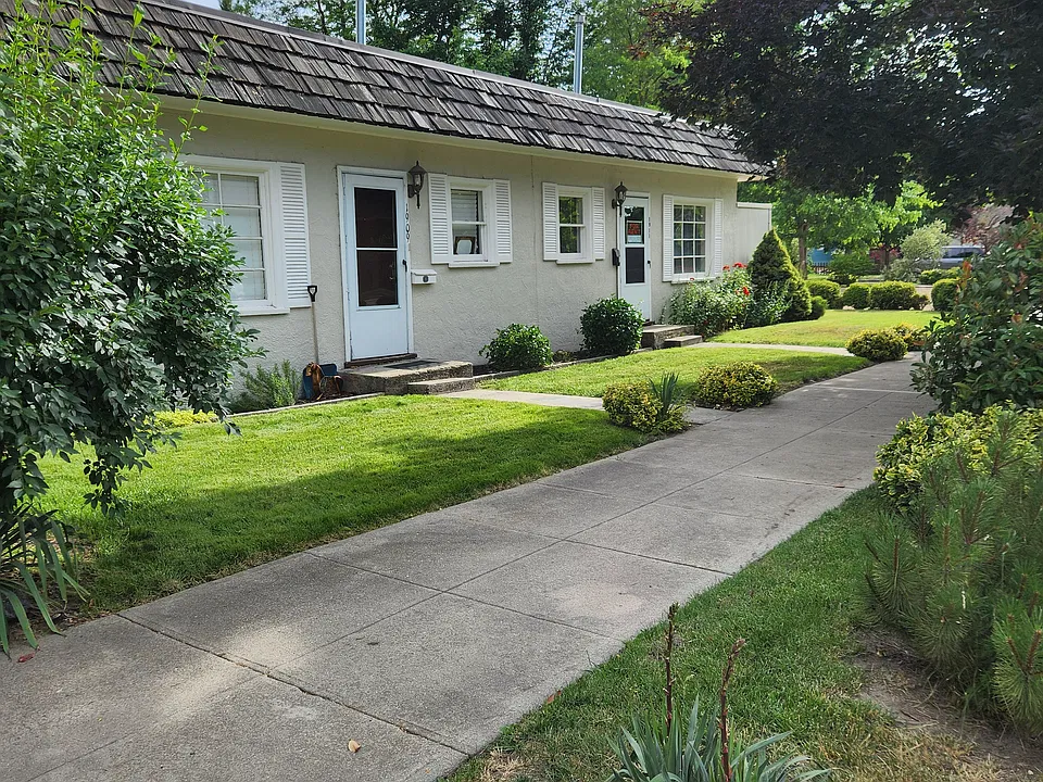 1909 W Bella St