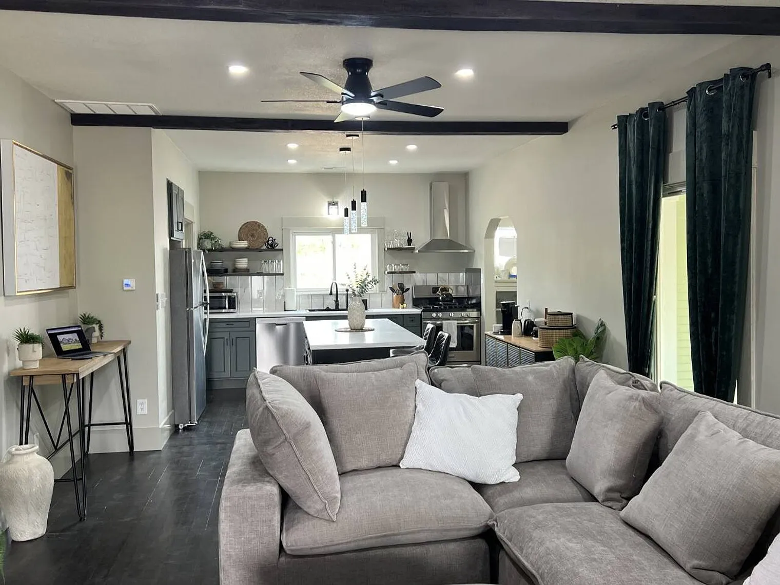 2 bed, 2.0 bath, 3681 sqft, $5,280 — Photo 4