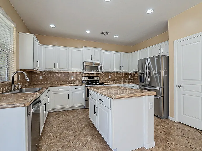 2078 E Flint St — Photo 2