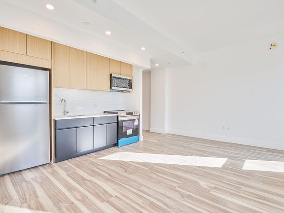 4th image of 2481 Crotona Ave #4J