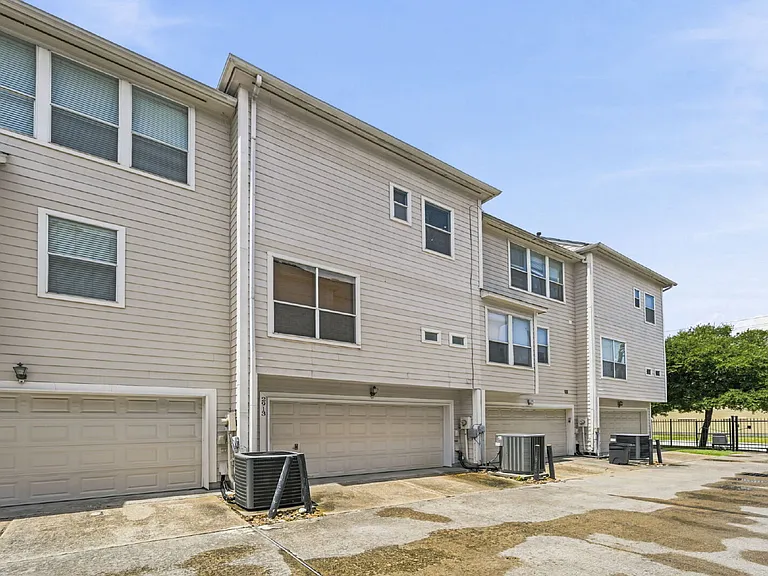 2913 Crawford St #B — Photo 30