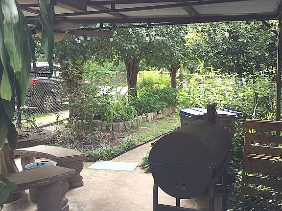Patio w/table & benches