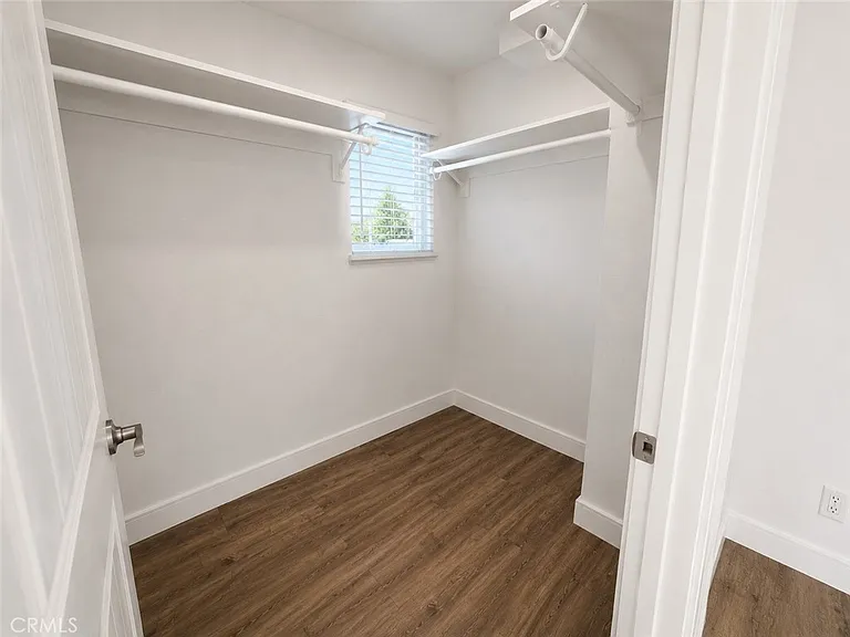 6651 Noble Ave — Photo 7