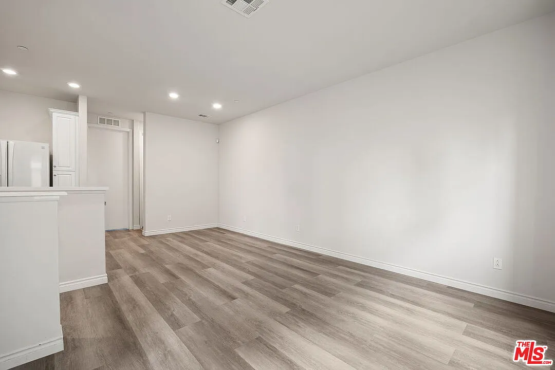 3 bed, 3.0 bath, 1478 sqft, $3,500 — Photo 4