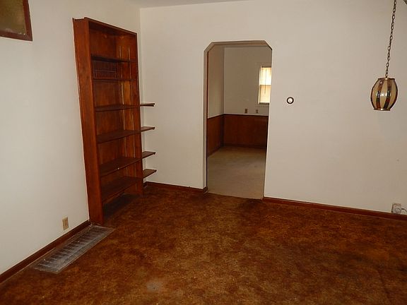 livingroom, built in bookcas