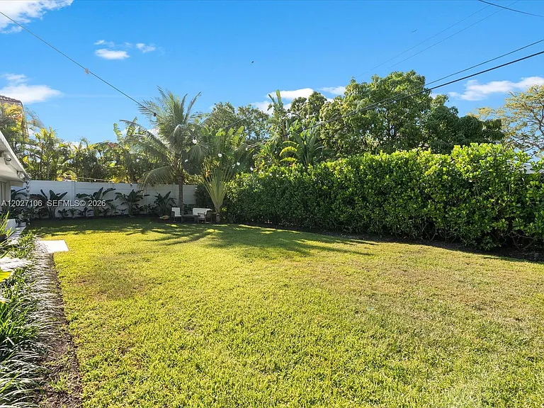1945 Alamanda Dr — Photo 10