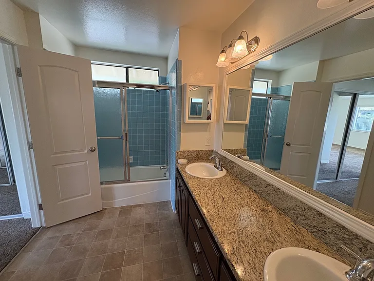 2800 W Victory Blvd — Photo 15