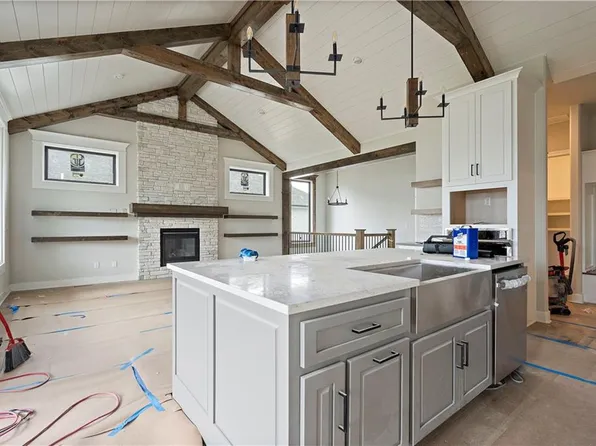 2221 NW Killarney Ln, Lees Summit, MO 64081