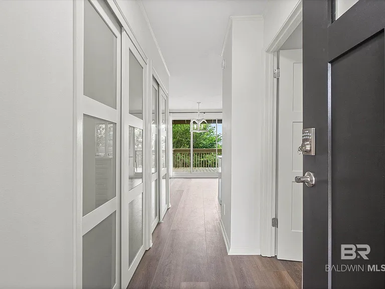 2024 Sea Cliff Dr N #2024 — Photo 2